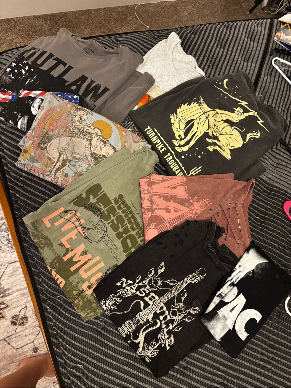 Band tees! Turnpike troubadours, Lainey wilson, Tupac, Willie Nelson and more!